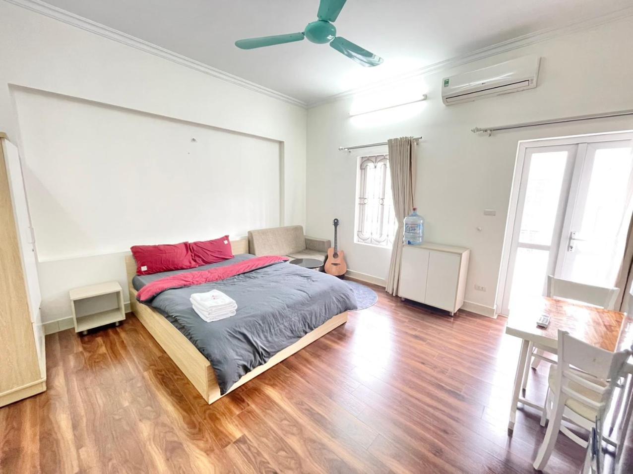 1342 Bedroom Chilling View Spacious Balcony Close Ho Tay Full Sunlight *