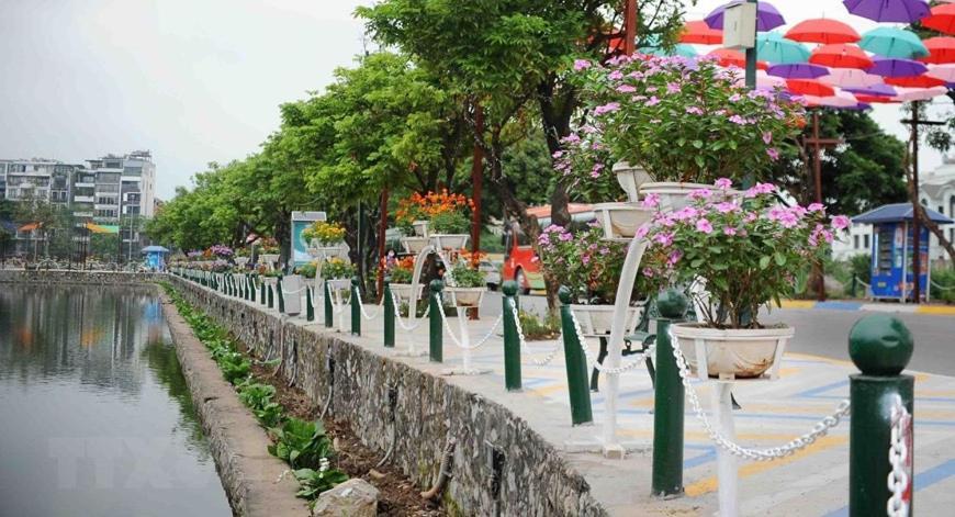 1342 Bedroom Chilling View Spacious Balcony Close Ho Tay Full Sunlight Apartment Hanoi