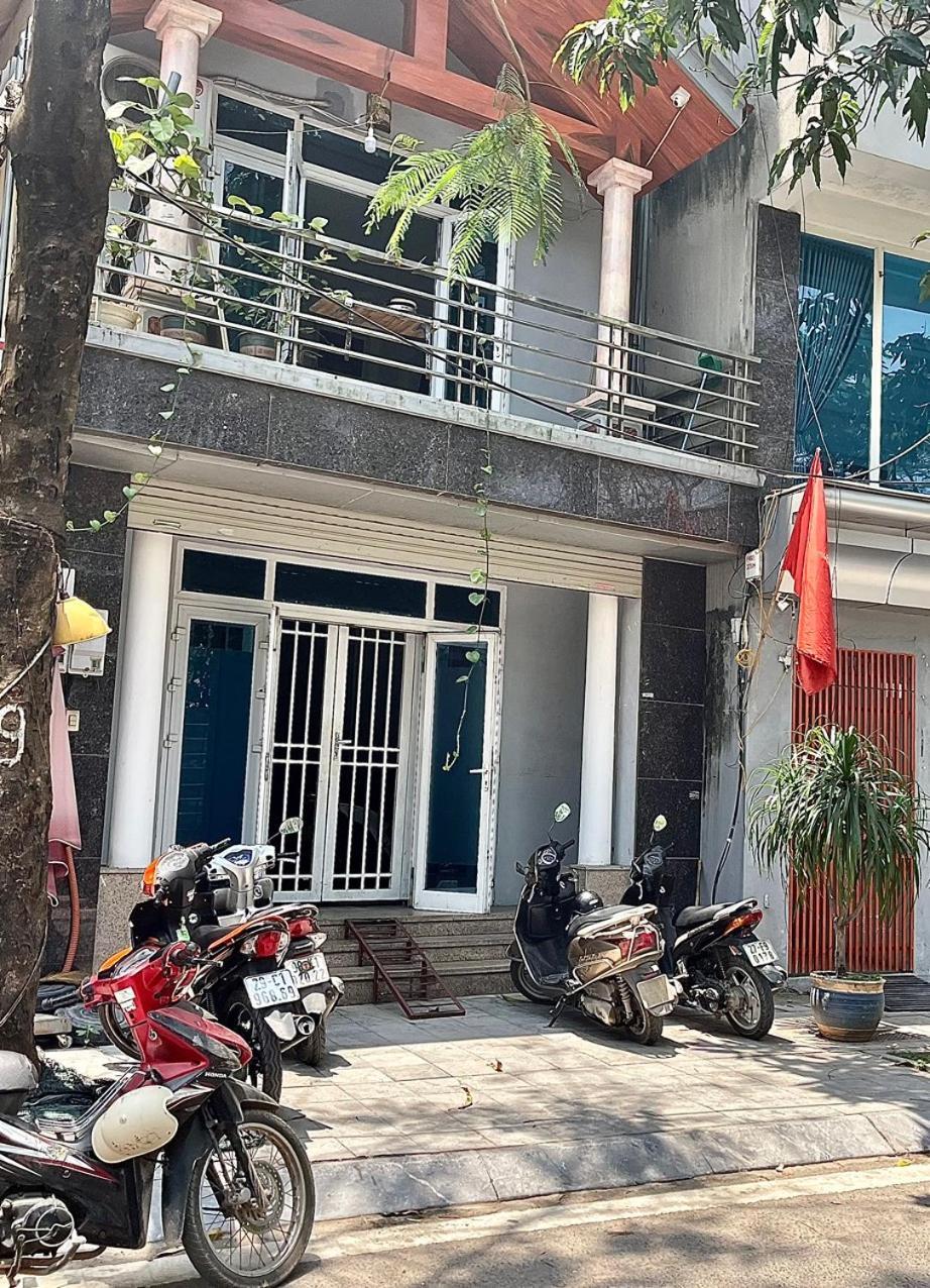 1342 Bedroom Chilling View Spacious Balcony Close Ho Tay Full Sunlight *